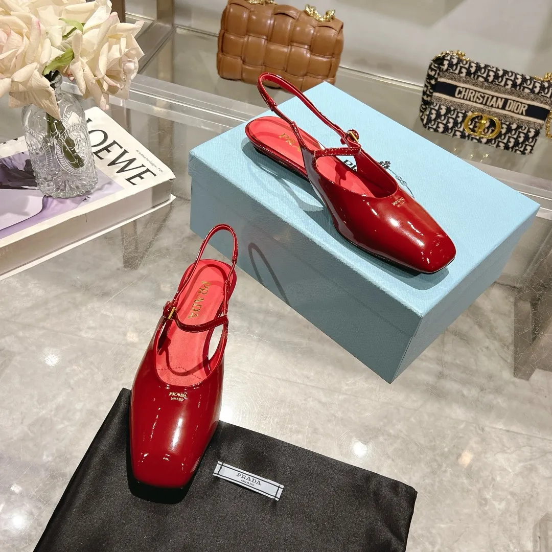 👟👟Ex-factory price 500👟👟 25-year new model launched on the catwalk star's new fashion trend [PRADA] square toe high heel square heel thick heel sandal back empty single shoe. ✨✨The upper is made of imported cow patent leather, the open edge beads and the inner pads are made of imported sheepskin, and the Italian injection molded leather outsole. ⚠️3 heel heights: flat, 5.5cm, 8.3cm. 🐎size: 35-40 (41 can be customized, non-refundable)